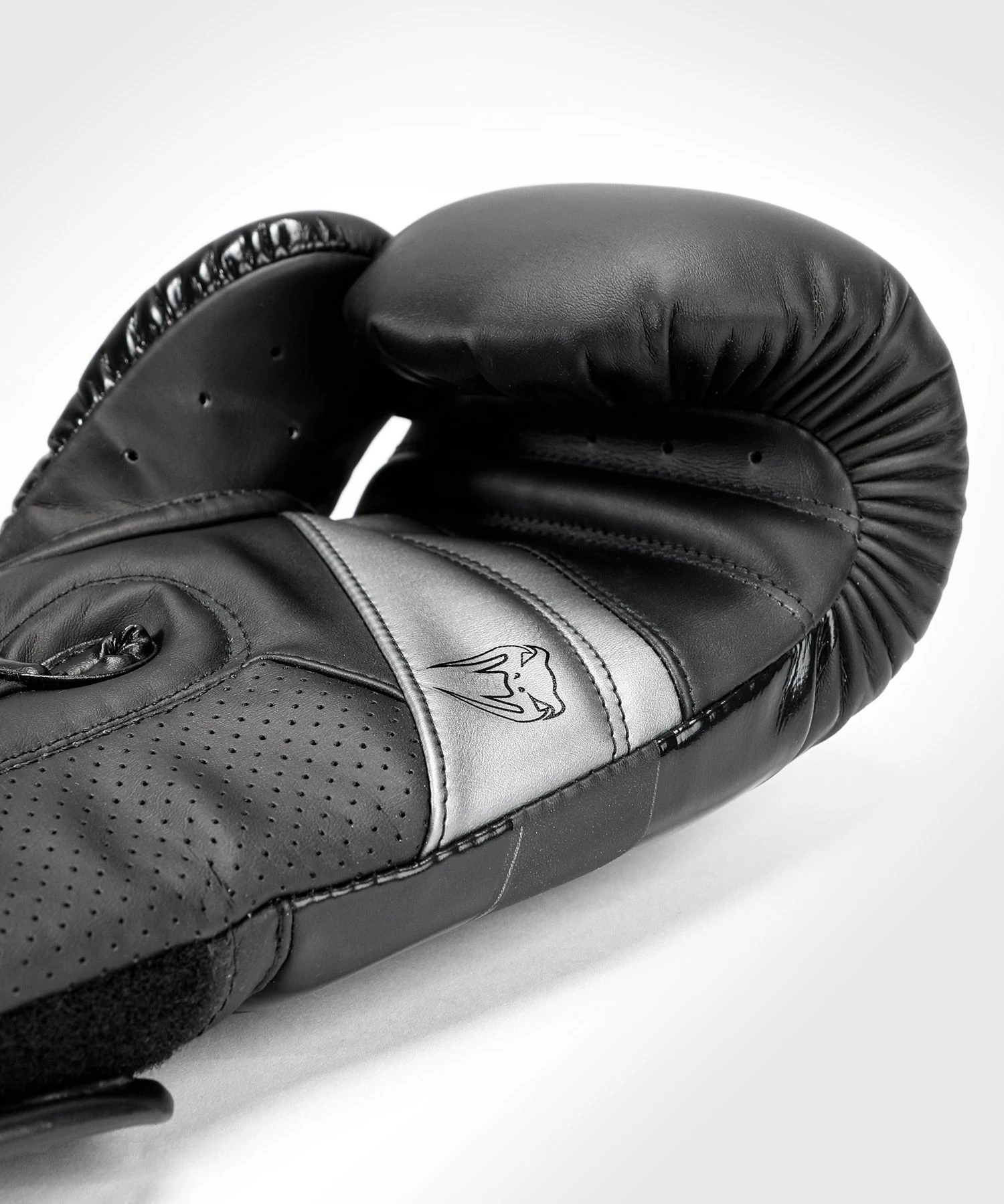 Venum Boxing Gloves Elite Evo - Black 2 Venum Boxing Gloves Elite Evo - Black - Image 2